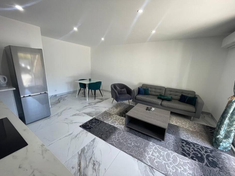 Bel Appartement Avec Parking Cabannes Exterior photo
