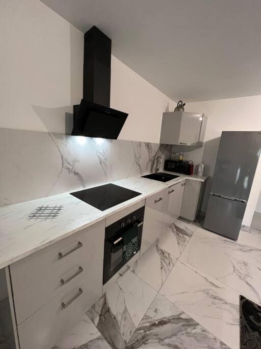 Bel Appartement Avec Parking Cabannes Exterior photo